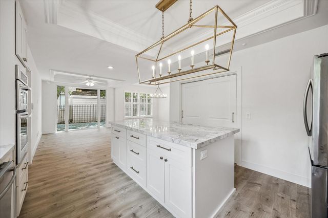 152 Sugarberry Circle, Houston, TX 77024