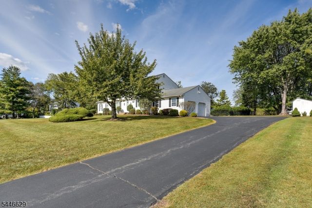 110 Hill Top Ln, Branchburg Twp., NJ 08853