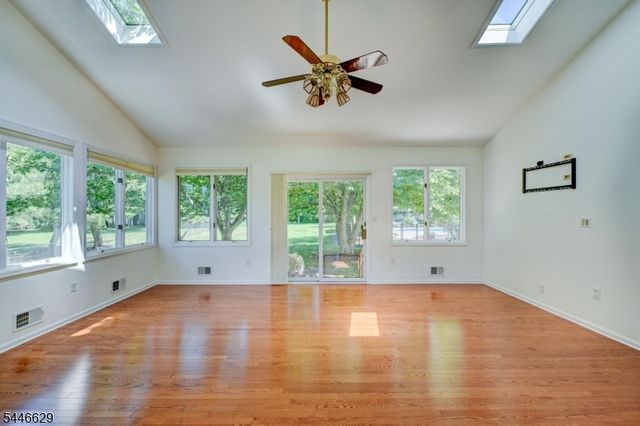 110 Hill Top Ln, Branchburg Twp., NJ 08853