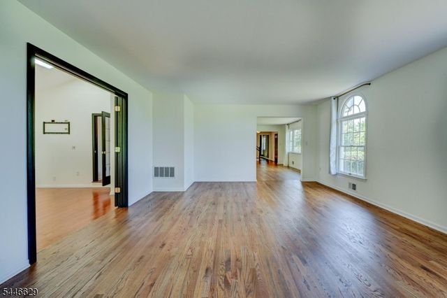 110 Hill Top Ln, Branchburg Twp., NJ 08853