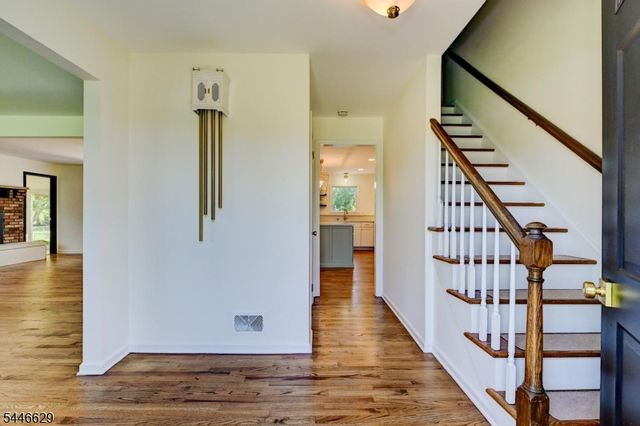 110 Hill Top Ln, Branchburg Twp., NJ 08853