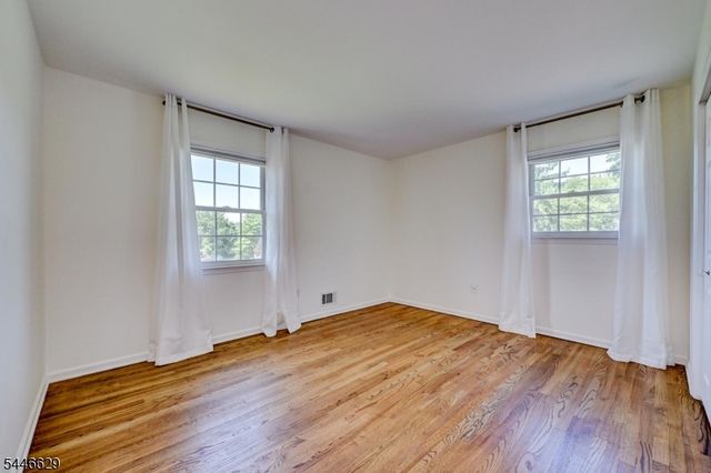 110 Hill Top Ln, Branchburg Twp., NJ 08853