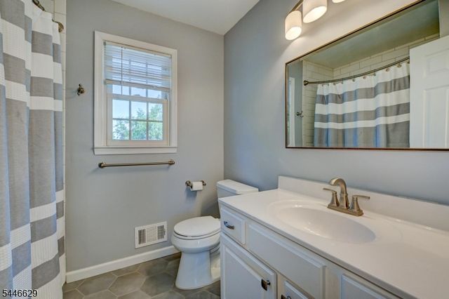 110 Hill Top Ln, Branchburg Twp., NJ 08853