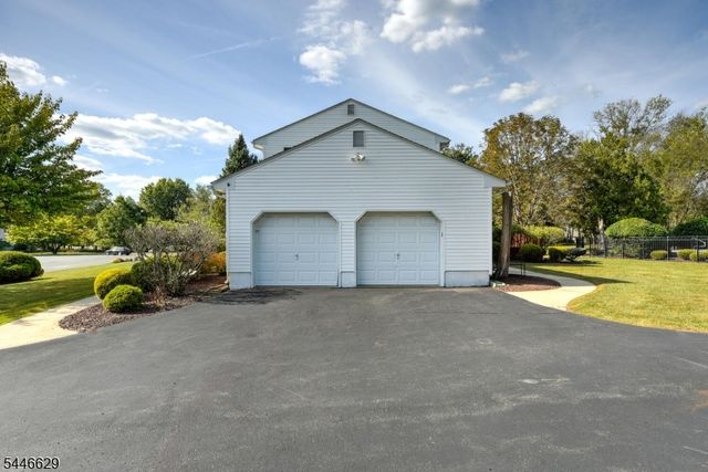 110 Hill Top Ln, Branchburg Twp., NJ 08853