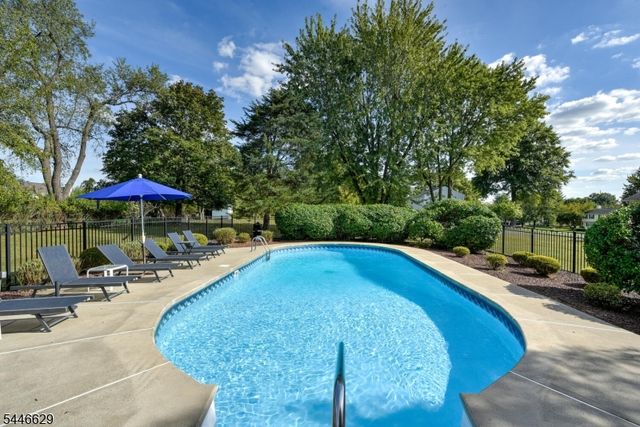 110 Hill Top Ln, Branchburg Twp., NJ 08853