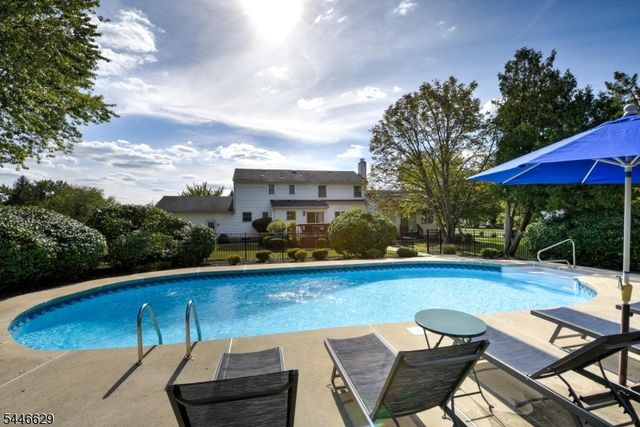 110 Hill Top Ln, Branchburg Twp., NJ 08853