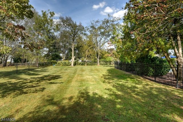 110 Hill Top Ln, Branchburg Twp., NJ 08853