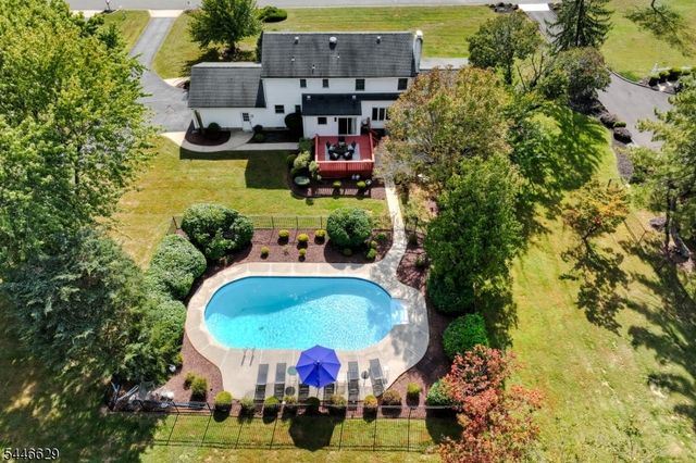 110 Hill Top Ln, Branchburg Twp., NJ 08853
