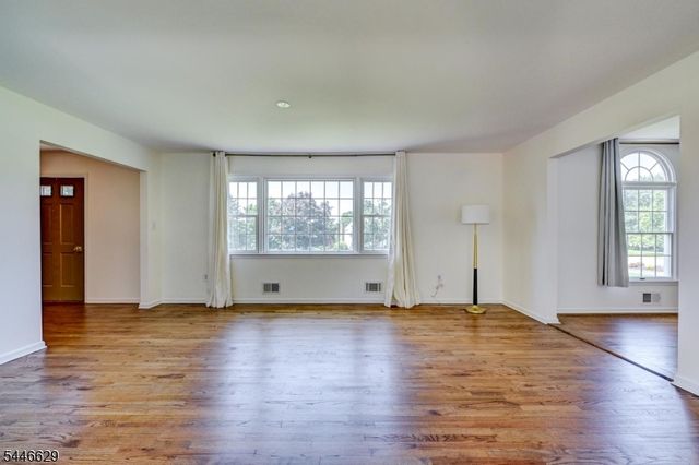 110 Hill Top Ln, Branchburg Twp., NJ 08853