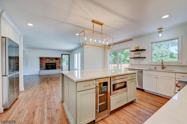 110 Hill Top Ln, Branchburg Twp., NJ 08853