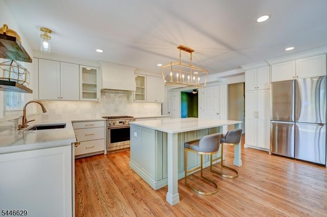 110 Hill Top Ln, Branchburg Twp., NJ 08853