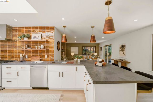 1085 Brookwood Road, Oakland, CA 94610