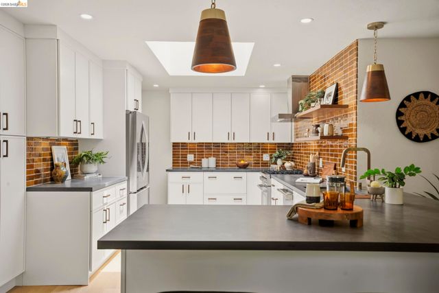 1085 Brookwood Road, Oakland, CA 94610