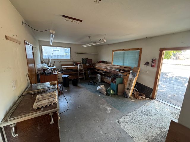 1234 NW 9th Street, Redmond, OR 97756