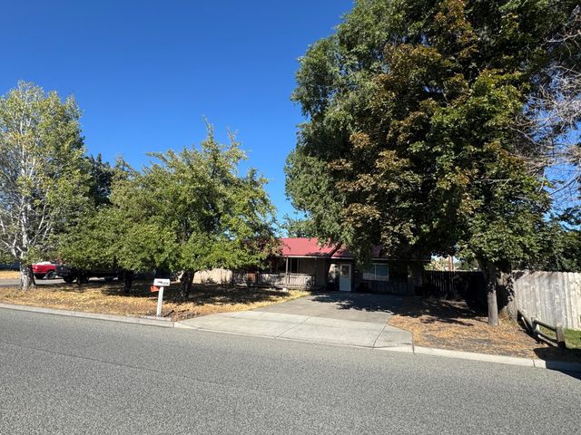 1234 NW 9th Street, Redmond, OR 97756