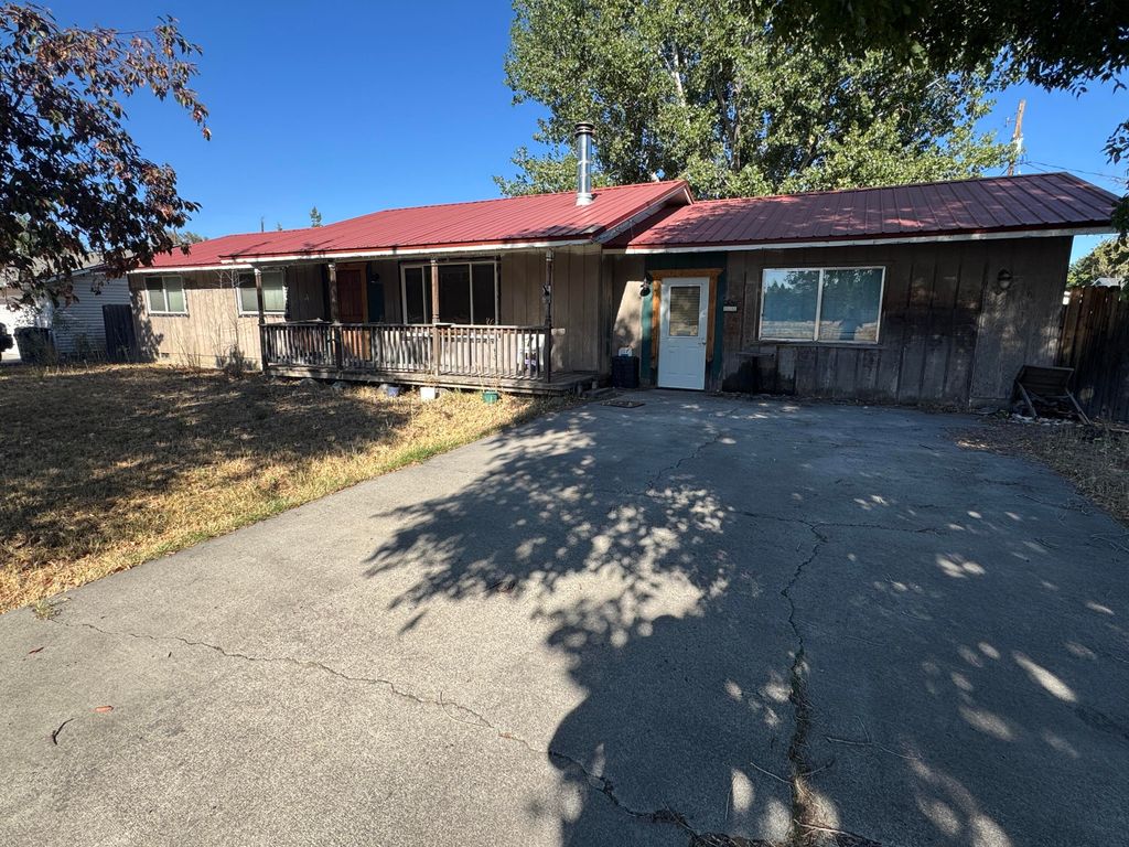 1234 NW 9th Street, Redmond, OR 97756