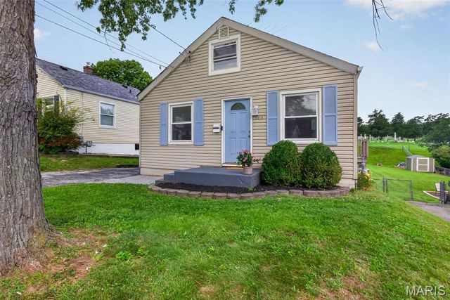 1015 S 6th Street, St Charles, MO 63301