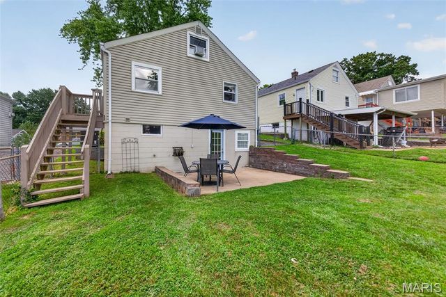 1015 S 6th Street, St Charles, MO 63301