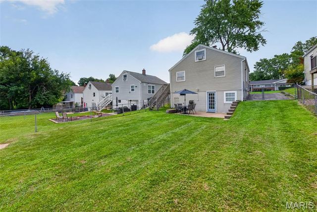 1015 S 6th Street, St Charles, MO 63301