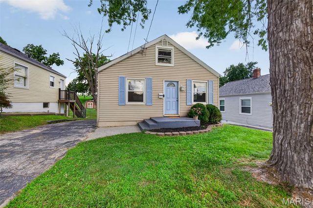 1015 S 6th Street, St Charles, MO 63301