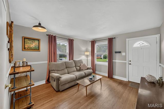 1015 S 6th Street, St Charles, MO 63301