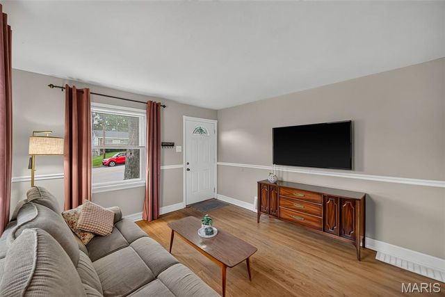 1015 S 6th Street, St Charles, MO 63301