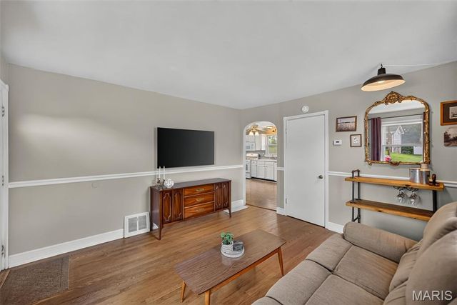 1015 S 6th Street, St Charles, MO 63301
