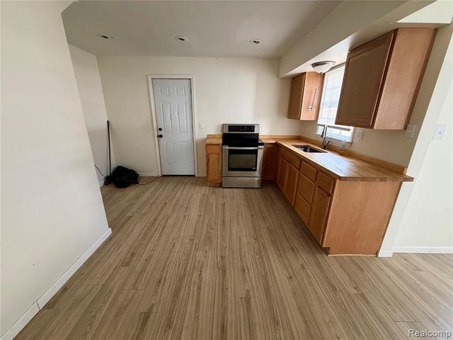 1601 N Ballenger Highway, Flint, MI 48504