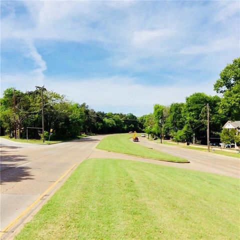 2851 W Jefferson Boulevard, Dallas, TX 75211