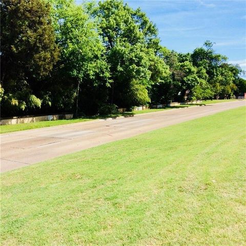 2851 W Jefferson Boulevard, Dallas, TX 75211