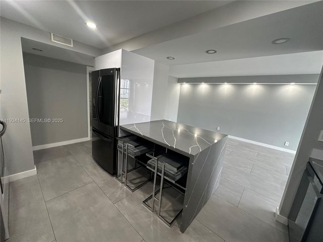 600 Parkview Dr 602, Hallandale Beach, FL 33009