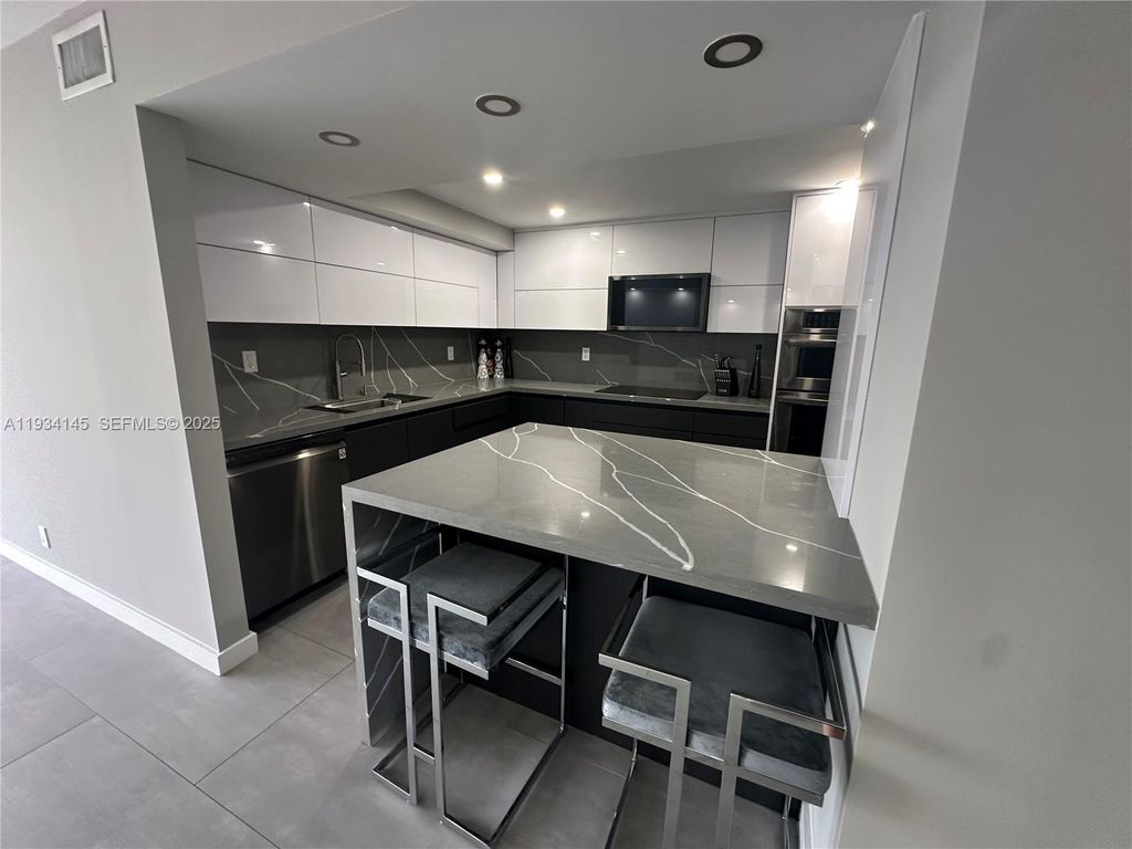 600 Parkview Dr 602, Hallandale Beach, FL 33009