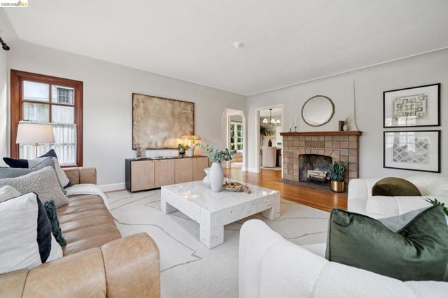 741 741 Grosvenor Pl, Oakland, CA 94610