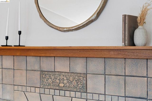 741 741 Grosvenor Pl, Oakland, CA 94610