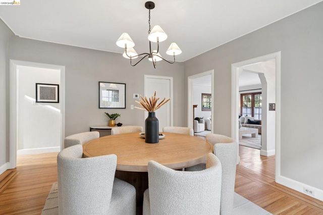 741 741 Grosvenor Pl, Oakland, CA 94610