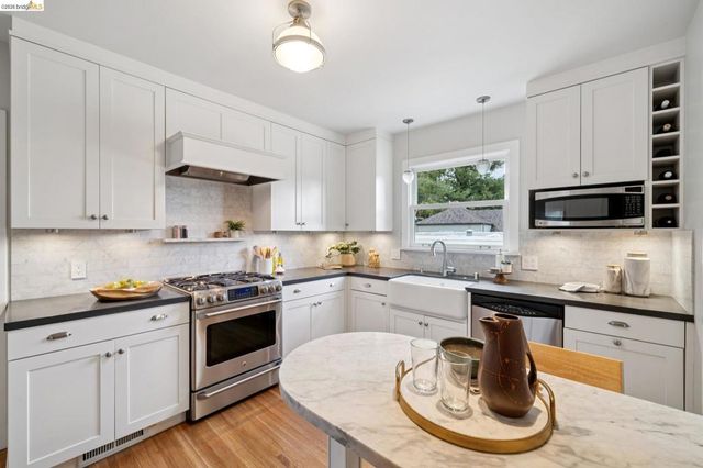 741 741 Grosvenor Pl, Oakland, CA 94610