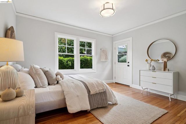 741 741 Grosvenor Pl, Oakland, CA 94610