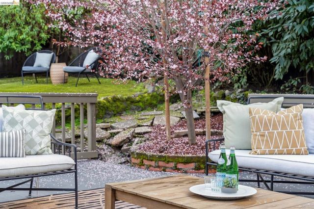 741 741 Grosvenor Pl, Oakland, CA 94610