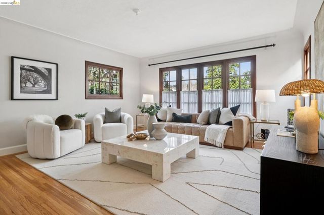 741 741 Grosvenor Pl, Oakland, CA 94610