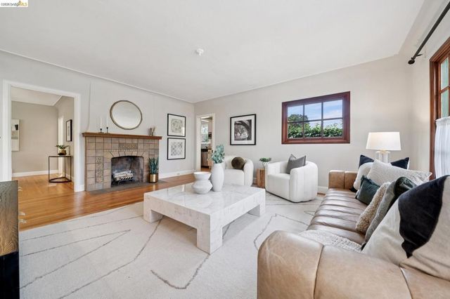 741 741 Grosvenor Pl, Oakland, CA 94610