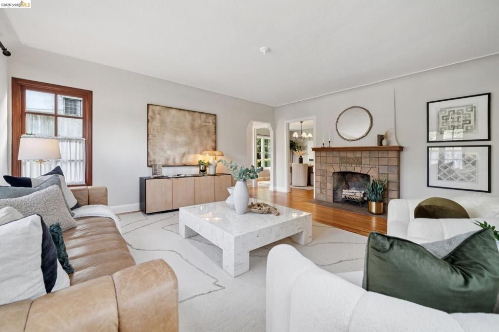 Image 10 of property listing at 741 741 Grosvenor Pl, Oakland, CA 94610