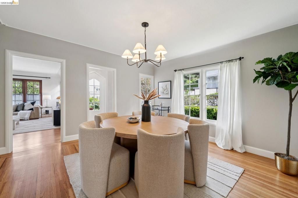 Image 13 of property listing at 741 741 Grosvenor Pl, Oakland, CA 94610