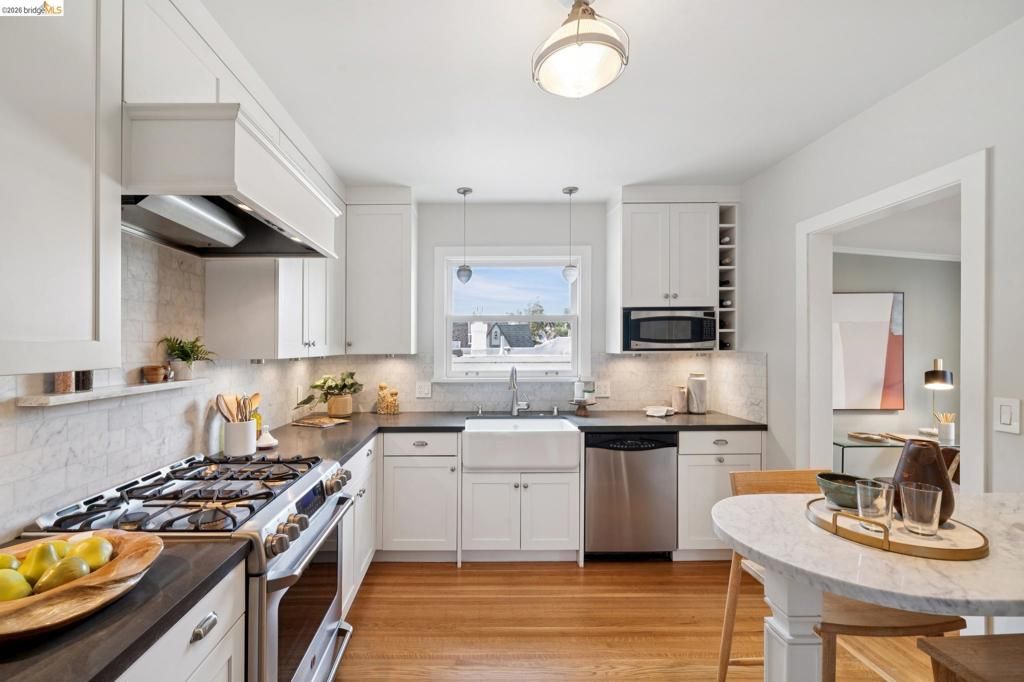 Image 16 of property listing at 741 741 Grosvenor Pl, Oakland, CA 94610