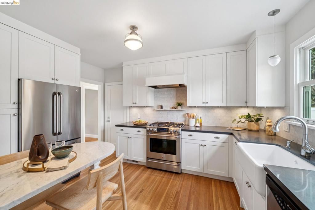 Image 20 of property listing at 741 741 Grosvenor Pl, Oakland, CA 94610