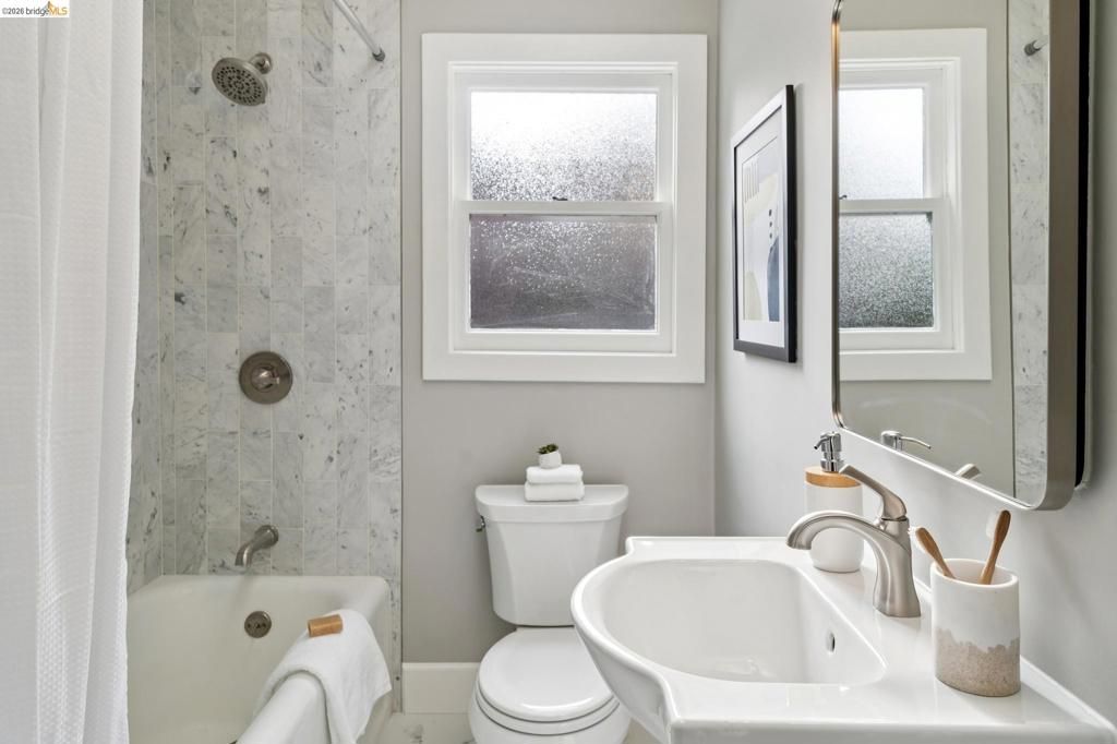 Image 28 of property listing at 741 741 Grosvenor Pl, Oakland, CA 94610