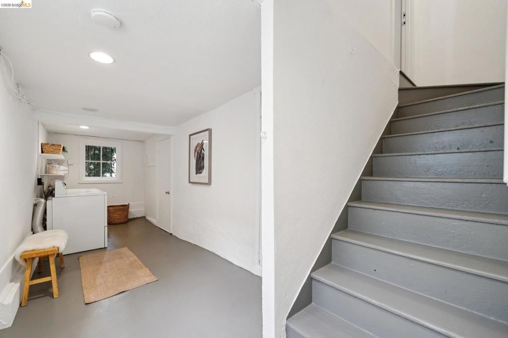 Image 33 of property listing at 741 741 Grosvenor Pl, Oakland, CA 94610