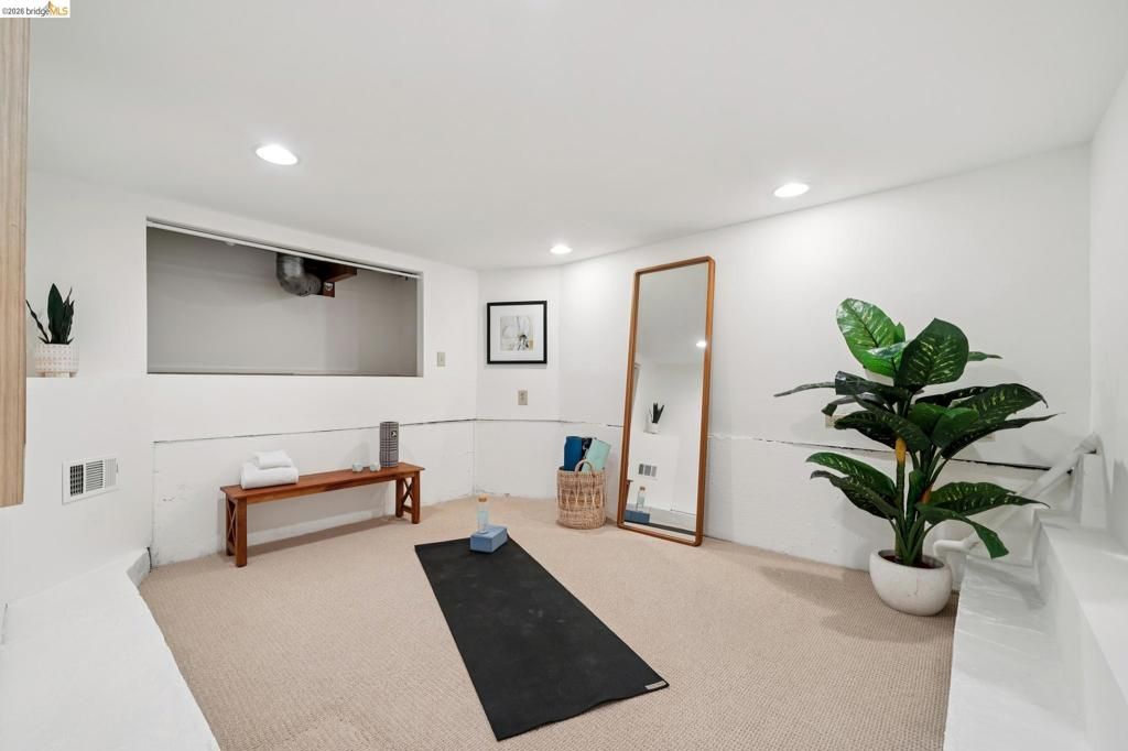 Image 35 of property listing at 741 741 Grosvenor Pl, Oakland, CA 94610