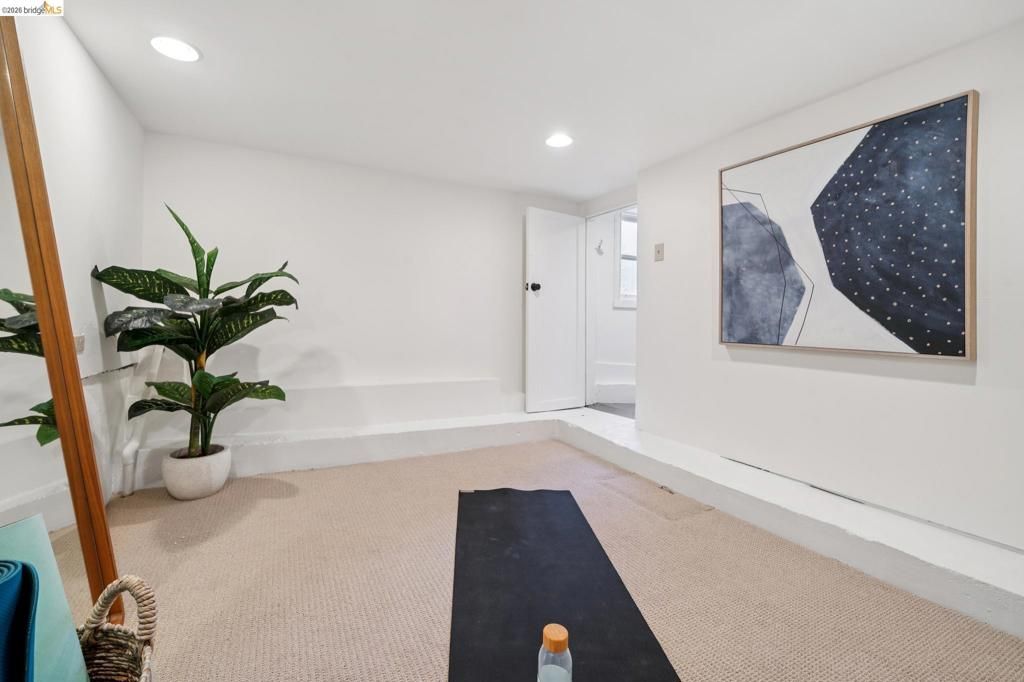 Image 36 of property listing at 741 741 Grosvenor Pl, Oakland, CA 94610