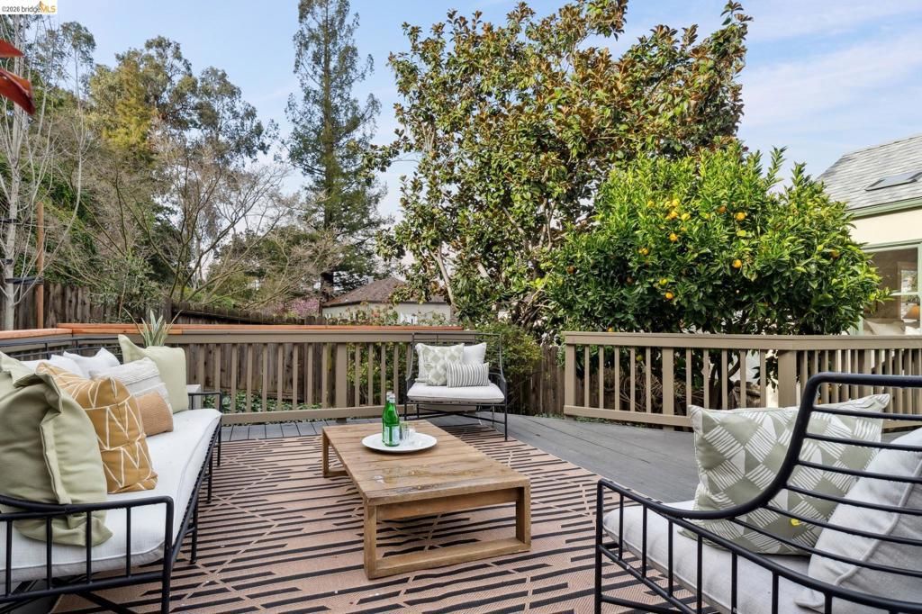 Image 42 of property listing at 741 741 Grosvenor Pl, Oakland, CA 94610