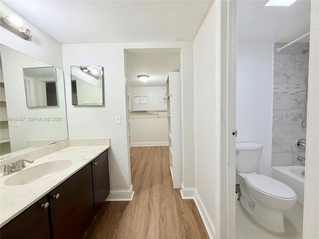 450 Commodore Dr 214, Plantation, FL 33325